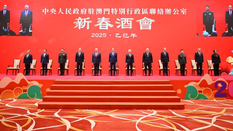 嘉賓齊唱國(guó)歌